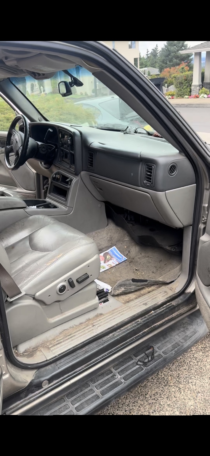 Vehicle interior and floor
